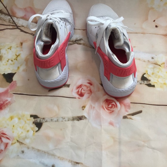 ❗️SOLD❗️NIKE Huarache Run Pink and White - Picture 3 of 5